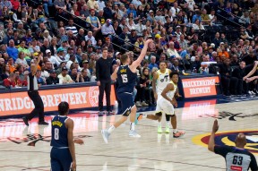 九游体育-关于纳达尔回归赛场，关键助攻首场状态亮眼，湖人观众沸腾！的信息